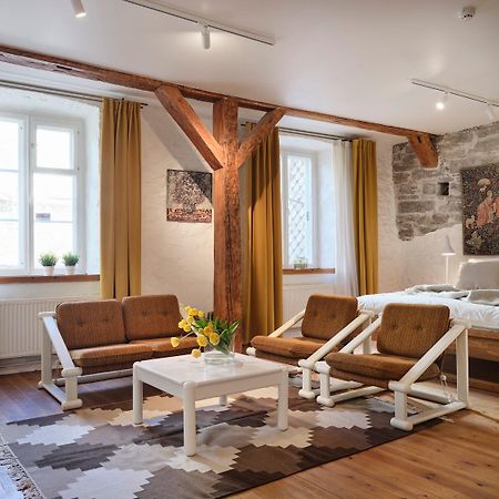 Historic Apartment With Private Garden In Old Town Tallinn Kültér fotó