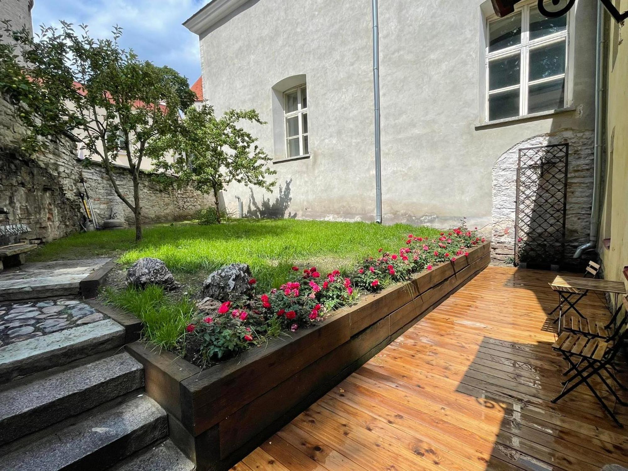 Historic Apartment With Private Garden In Old Town Tallinn Kültér fotó